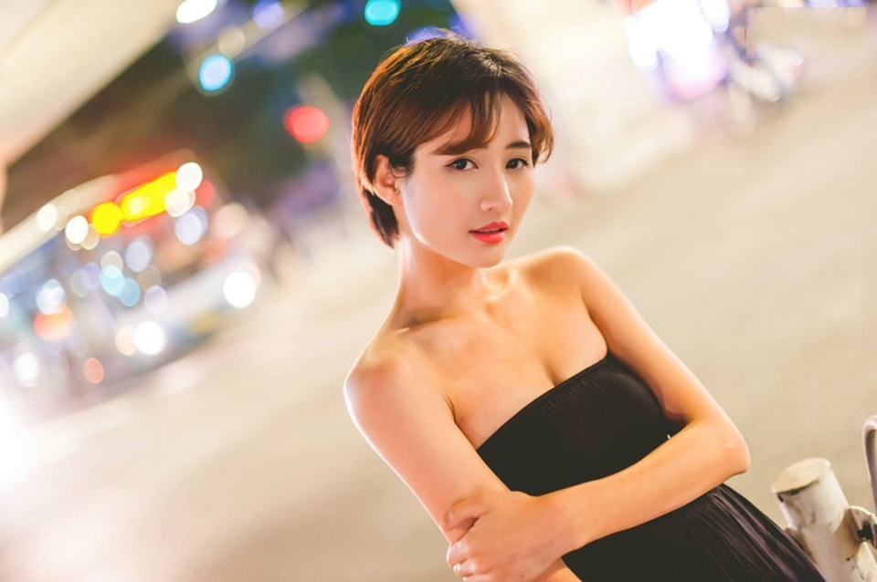韩国演员姜素拉产女